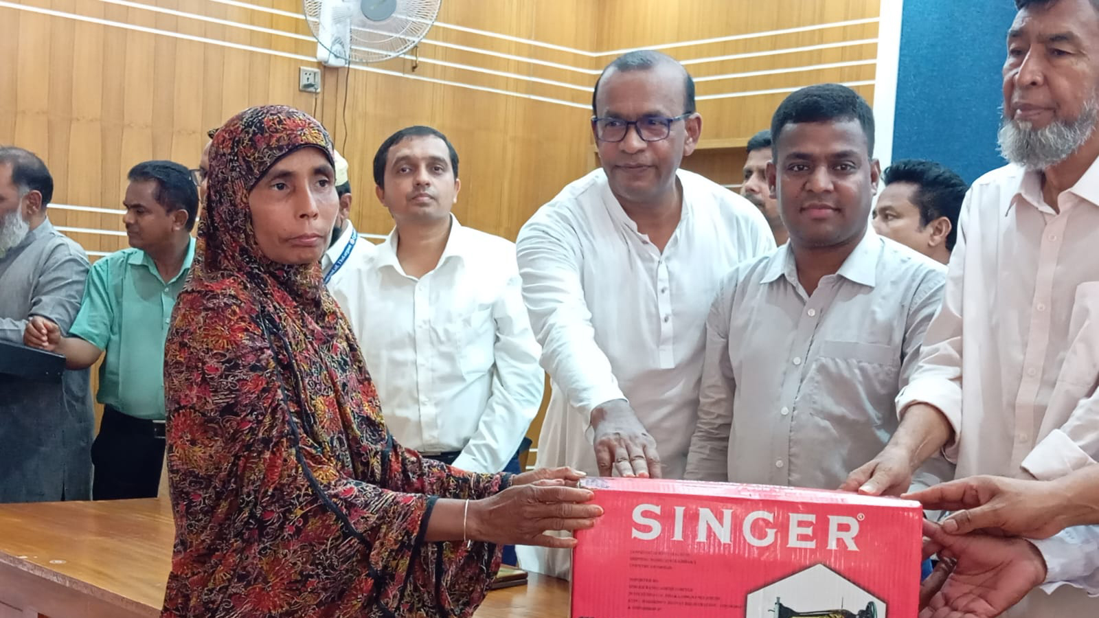 পীরগঞ্জে বিনা মূল্যে সেলাই মেশিন পেলেন ২০৮ দুস্থ