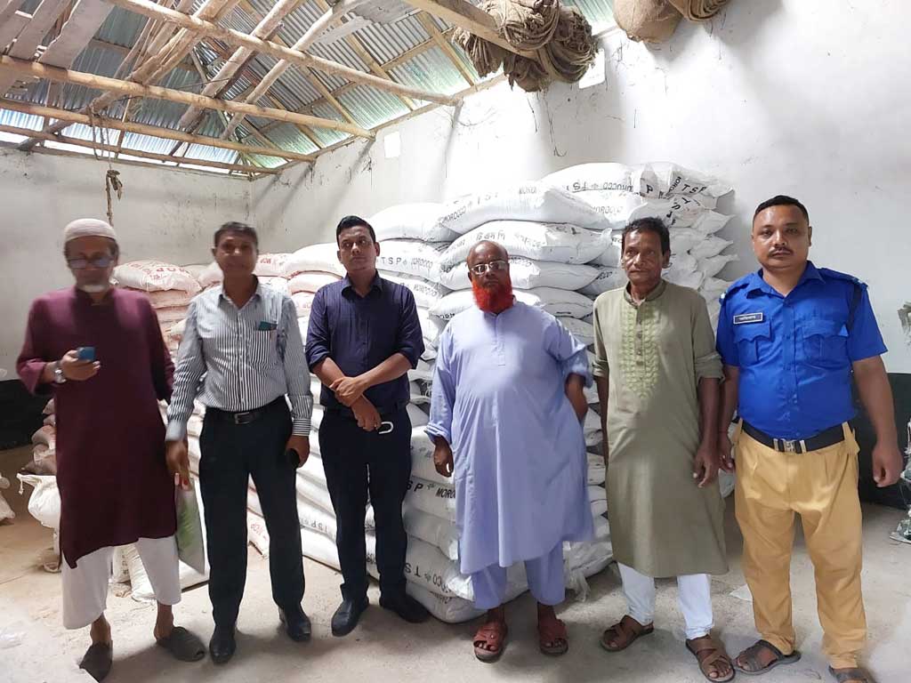 ঠাকুরগাঁওয়ে নির্ধারিত দামে মিলছেনা সার, বিপাকে কৃষক