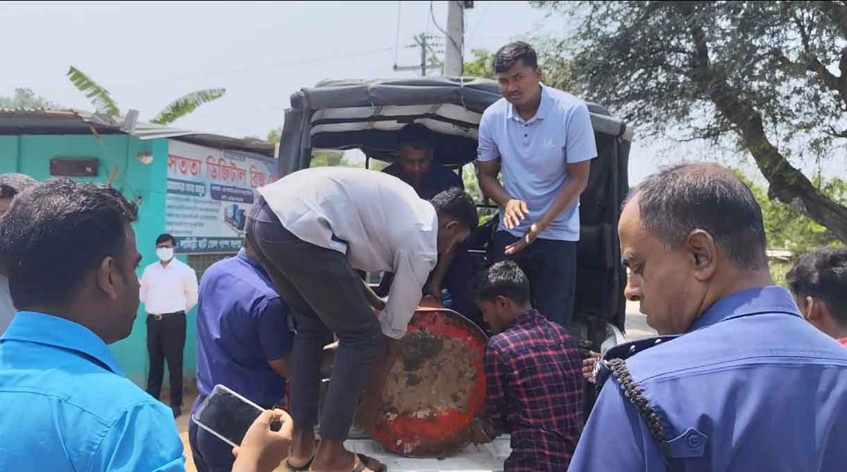 ব্যবসায়ীর বাড়ি থেকে উদ্ধার করা পেট্টোলের ড্রাম। ছবি: আজকের পত্রিকা