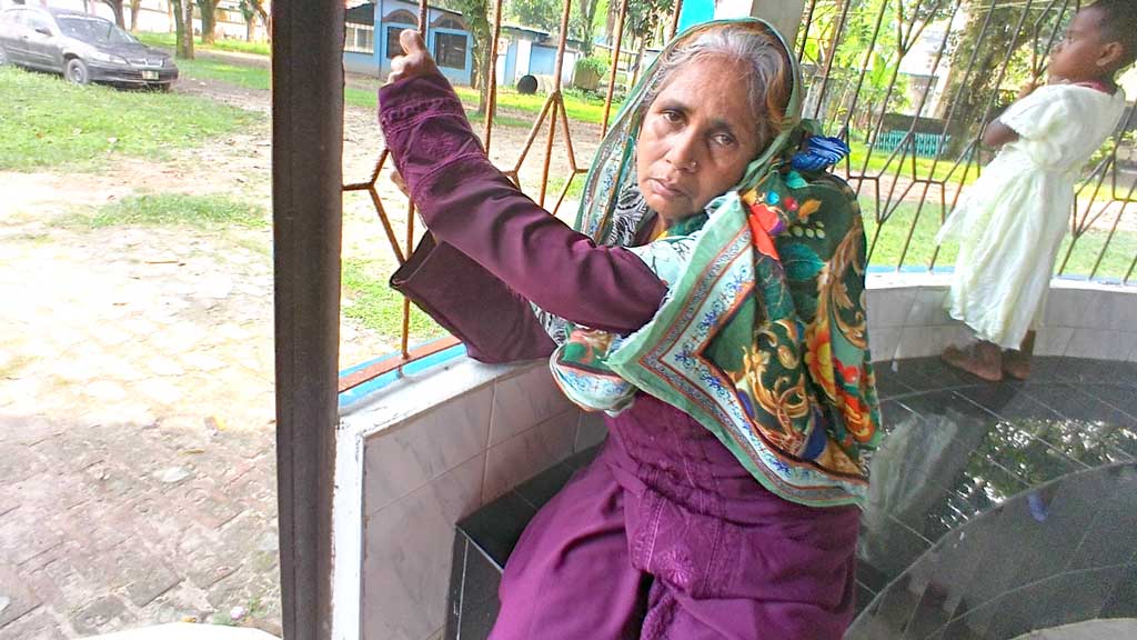 থানা চত্বরে আহাজারি, এতিম নাতিদের টাকা দেওয়ার কথা বলে সোনার দুল নিল প্রতারকেরা