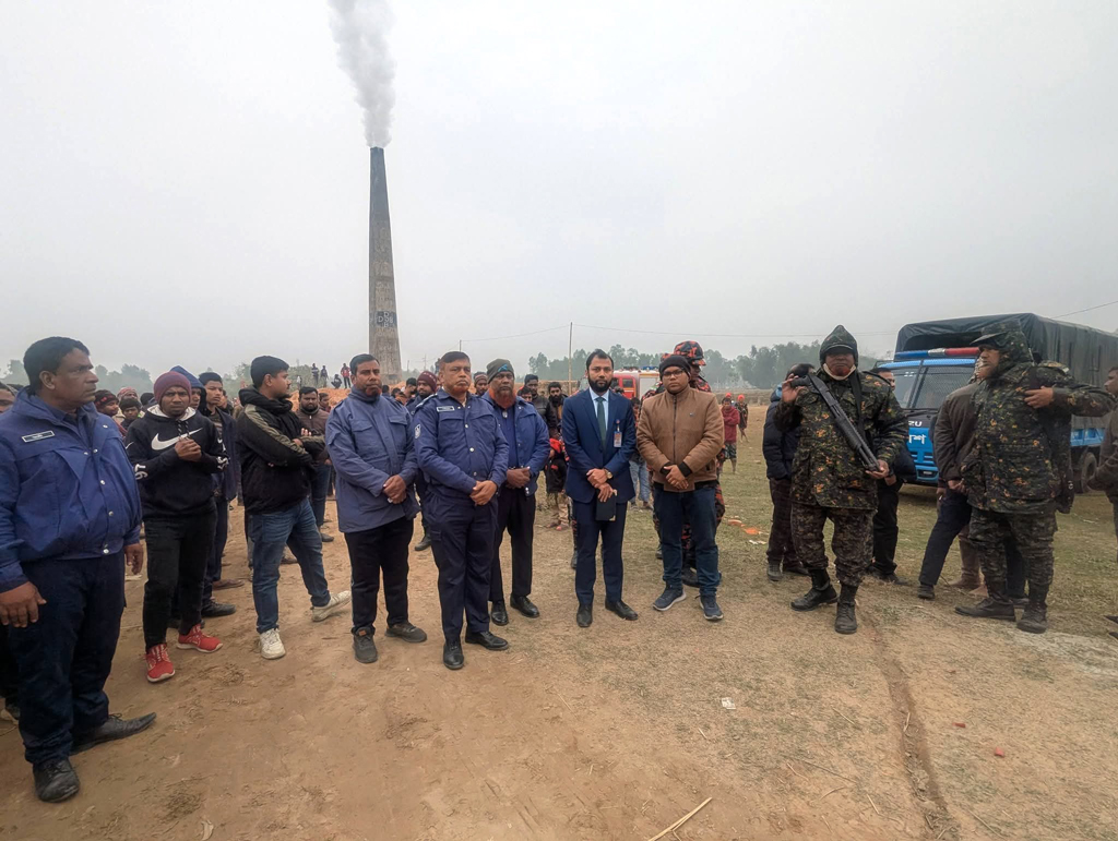 ঠাকুরগাঁওয়ে দুই অবৈধ ইটভাটা গুঁড়িয়ে দিল প্রশাসন; আড়াই লাখ টাকা জরিমানা