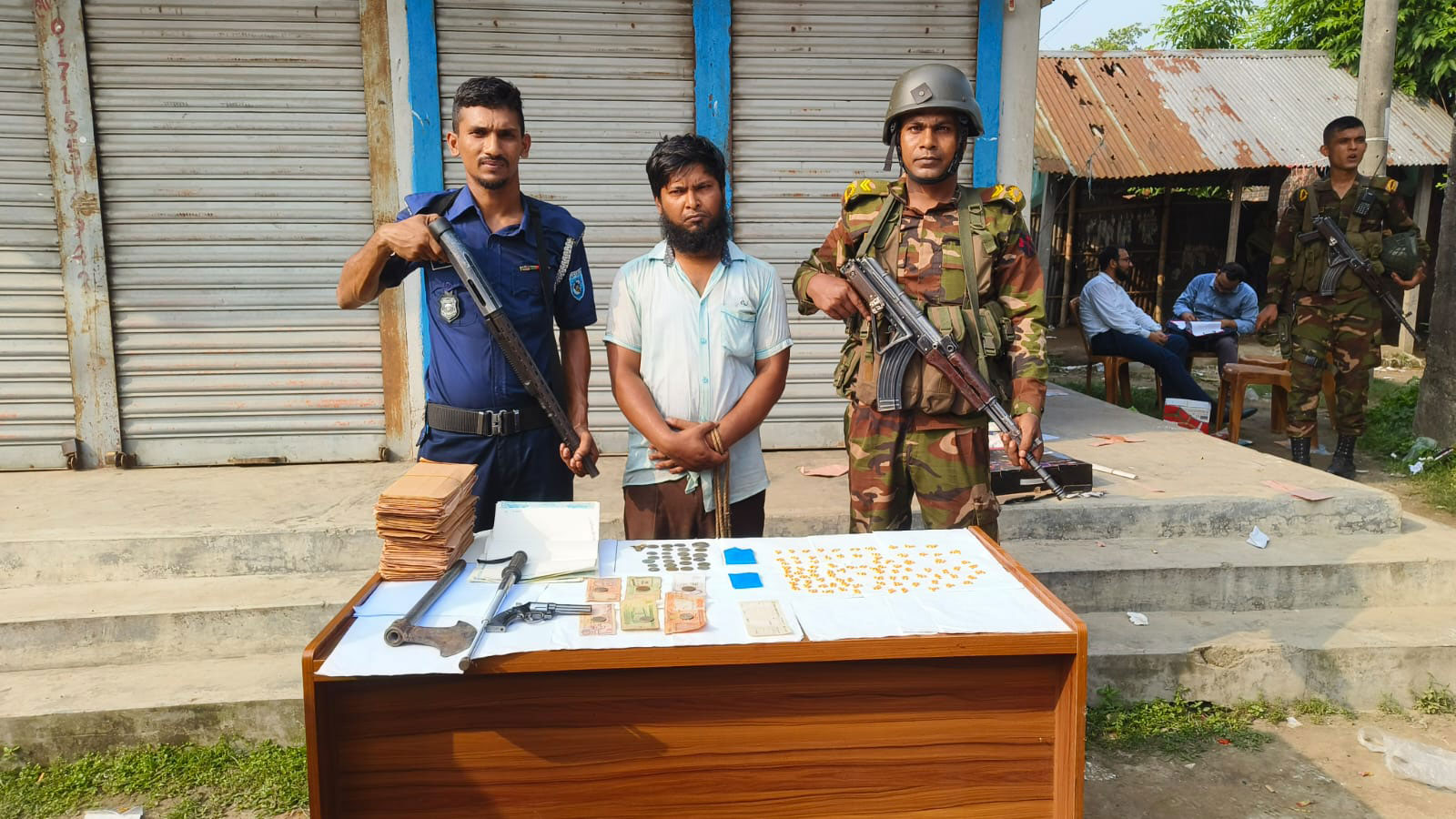 সমবায় অফিসে অস্ত্র-ইয়াবা-ব্ল্যাংক স্ট্যাম্প: ঠাকুরগাঁওয়ে এক ব্যক্তি আটক