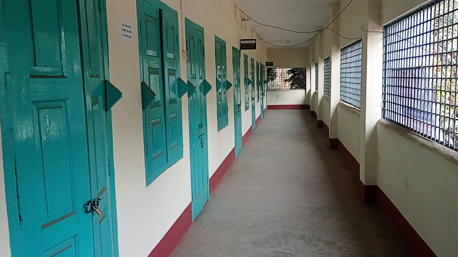 সকাল ৯টার পরও রাণীশংকৈলে একাধিক সরকারি দপ্তরে তালা