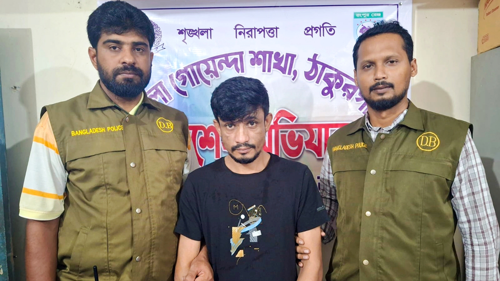 নিজ আস্তানায় গ্রেপ্তার ঠাকুরগাঁওয়ের ‘ক্যাসিনো হেলাল’