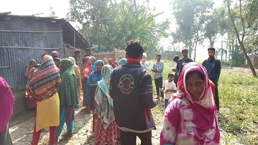 ছেলেকে বাঁচাতে গিয়ে কোদালের কোপে প্রাণ গেল মায়ের