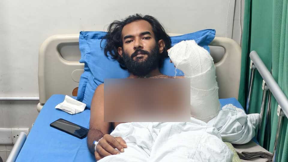 চাঁদা না পেয়ে বকাটেদের তাণ্ডব, যুবকের হাতে লাগল ৯২ সেলাই
