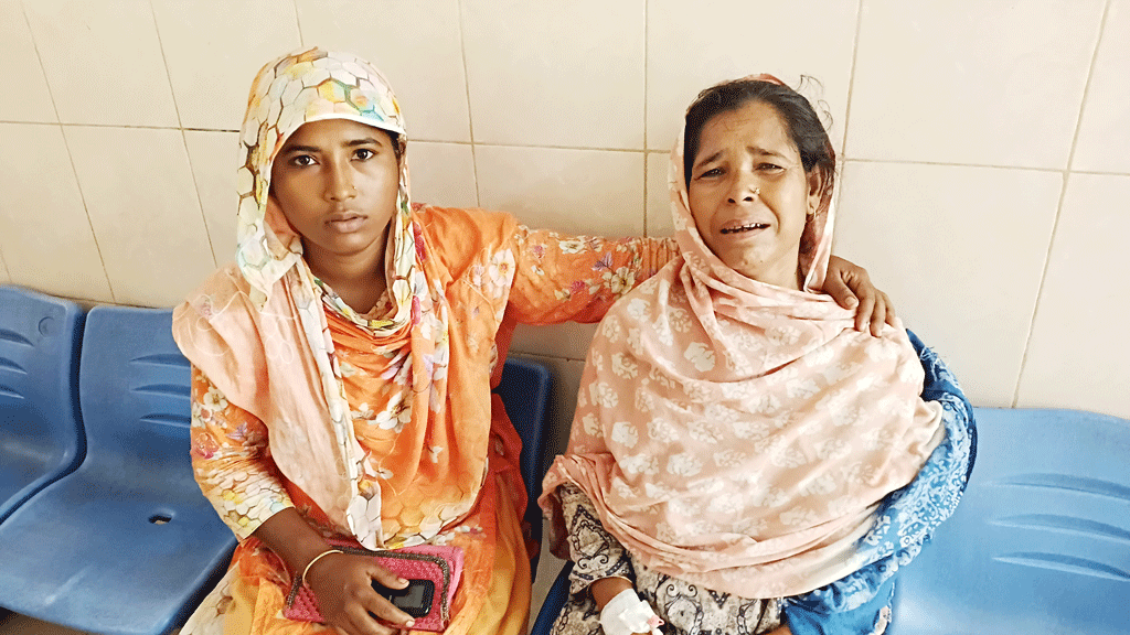 হাসপাতালে রোগীর টাকা চুরি, কাঁদছেন অসহায় মা-মেয়ে