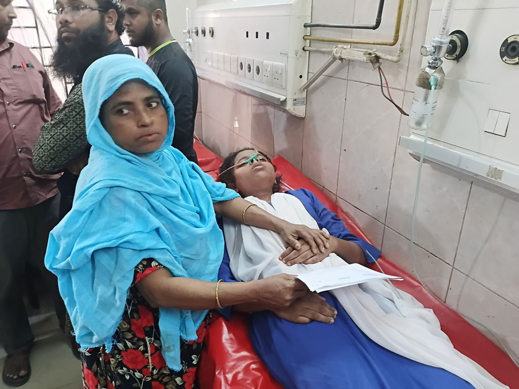 ‘বিস্কুটে কী ছিল?’—একই সঙ্গে শ্বাসকষ্টে ৫ ছাত্রী হাসপাতালে