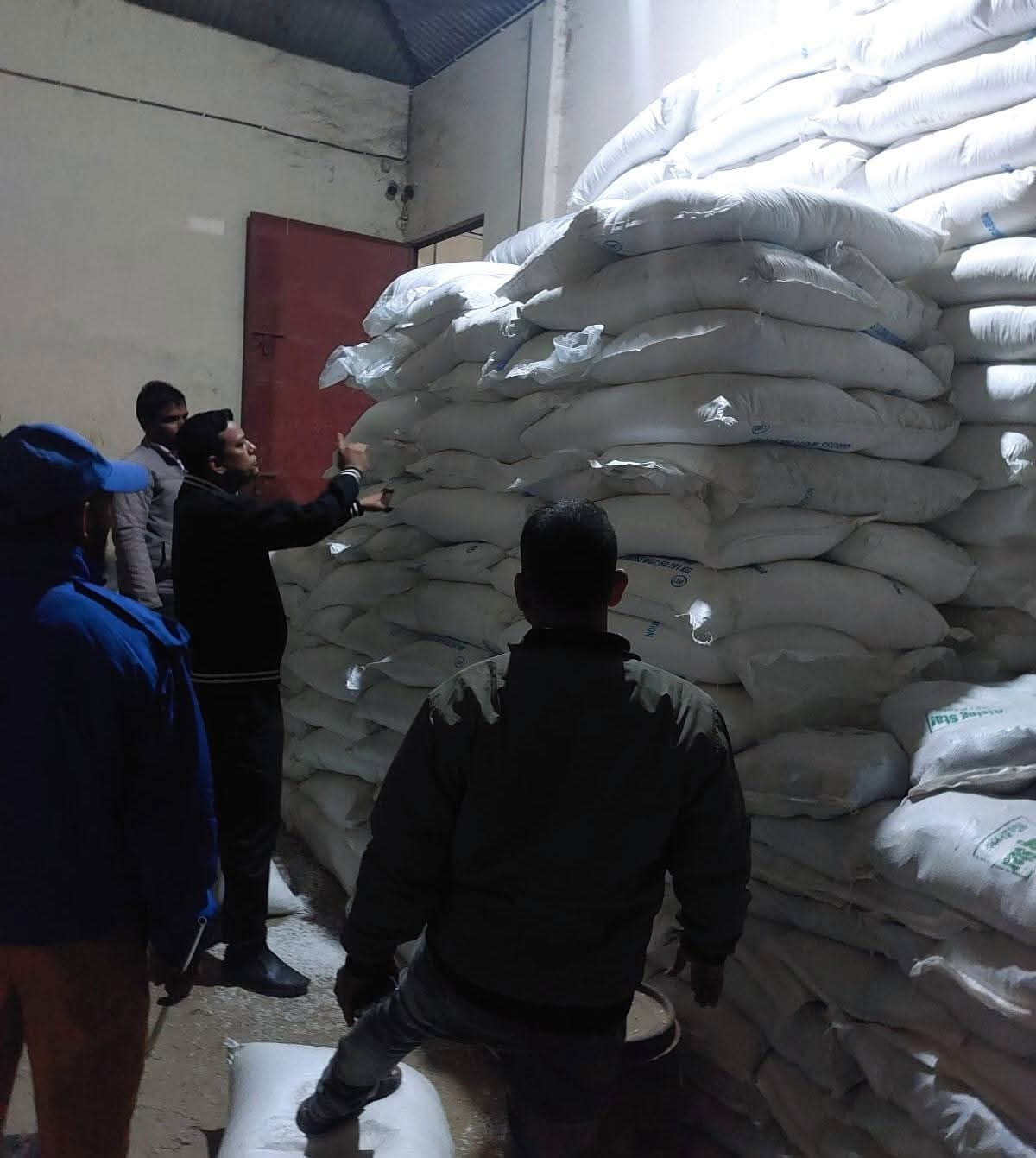 ঠাকুরগাঁওয়ে অবৈধভাবে সার মজুত: ব্যবসায়ীকে ৭ দিনের কারাদণ্ড, ৭৬৬ বস্তা জব্দ