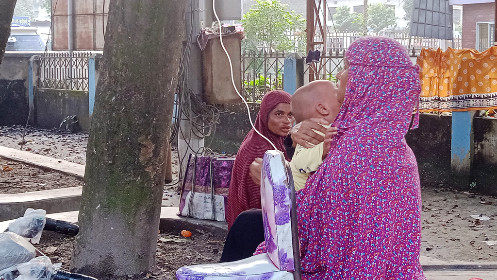 গাছে বাঁধা স্যালাইন, শয্যা রিকশাভ্যানে: খোলা চত্বরেই চলছে শিশু রোগীর চিকিৎসা