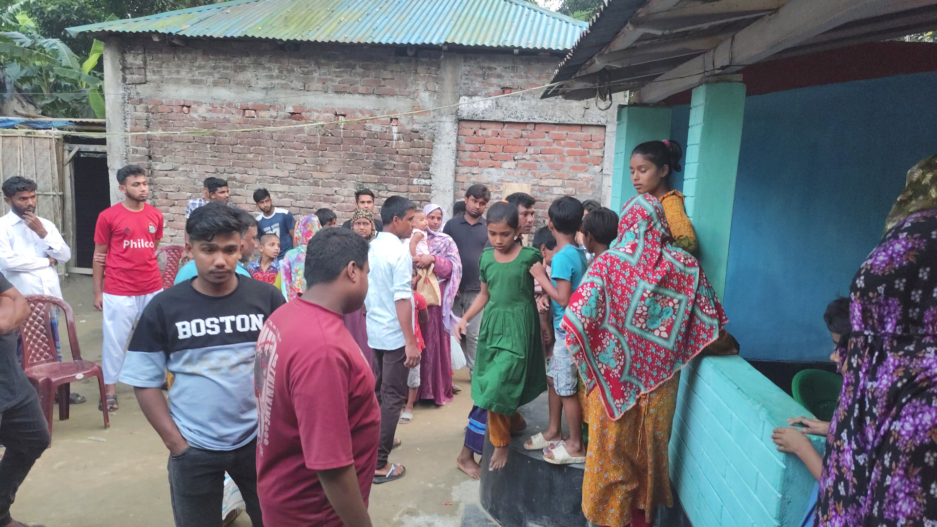 নিখোঁজের চার দশক পর জাহানারা বেগমের নিজ বাড়িতে ফিরে আসার খবর পেয়ে স্বজন ও প্রতিবেশীরা তাঁকে একনজর দেখতে ভিড় করেন। ছবি: আজকের পত্রিকা