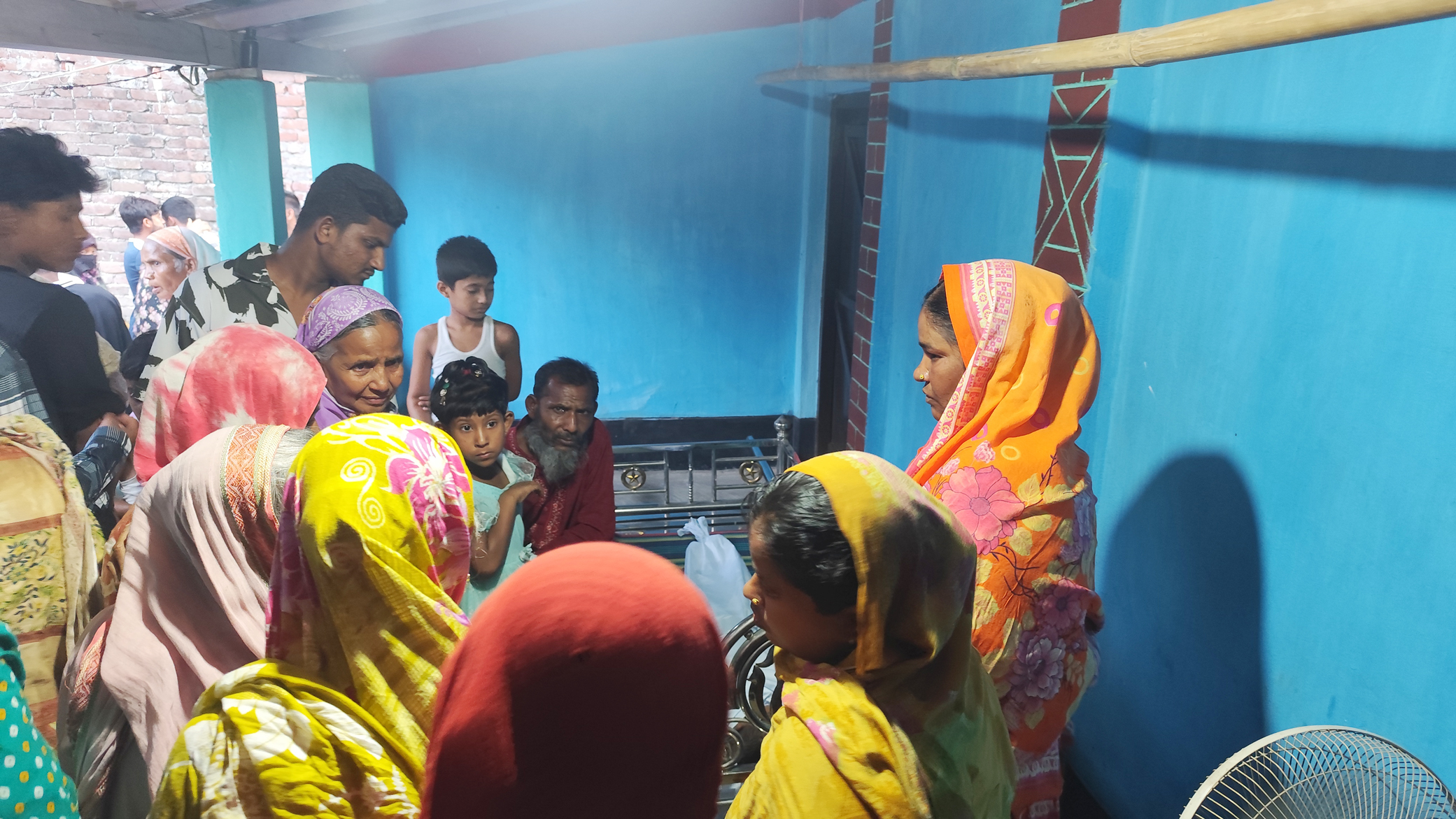 নিখোঁজের চার দশক পর জাহানারা বেগমের নিজ বাড়িতে ফিরে আসার খবর পেয়ে স্বজন ও প্রতিবেশীরা তাঁকে একনজর দেখতে ভিড় করেন। ছবি: আজকের পত্রিকা