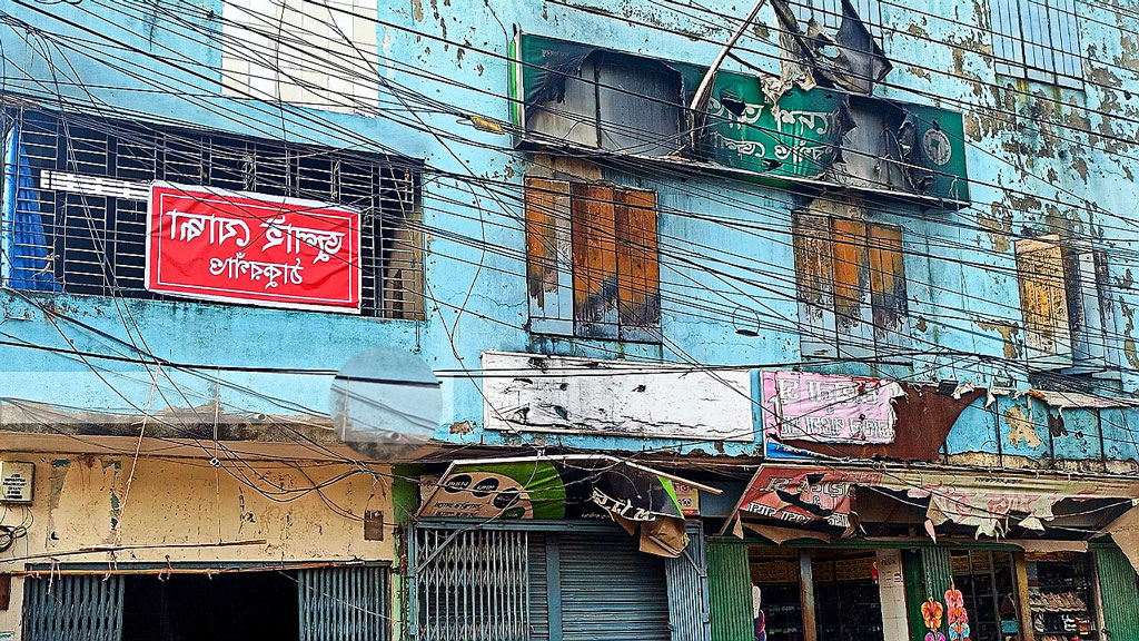 ঠাকুরগাঁওয়ে আ.লীগ কার্যালয় দখল করে ‘জুলাই যোদ্ধা’র সাইনবোর্ড