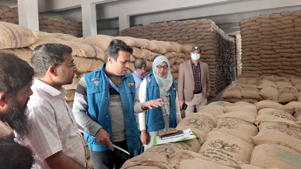 ঠাকুরগাঁও খাদ্যগুদামে রেকর্ড ছাড়া ৩৪৫০ কেজি চালের সন্ধান