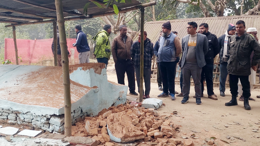 ঠাকুরগাঁওয়ে মাজার ভাঙচুর করল দুর্বৃত্তরা, জড়িতদের বিচারের দাবি