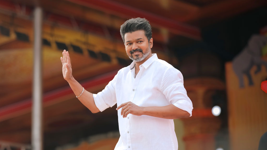 বিচ্ছেদ ও পরকীয়া বিতর্কে মুখ খুললেন বিজয়