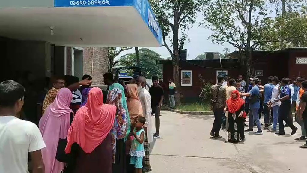 কুষ্টিয়ায় নারী নির্যাতনের ঘটনায় গ্রেপ্তার ৩, ছাড়িয়ে নিতে থানা ঘেরাও