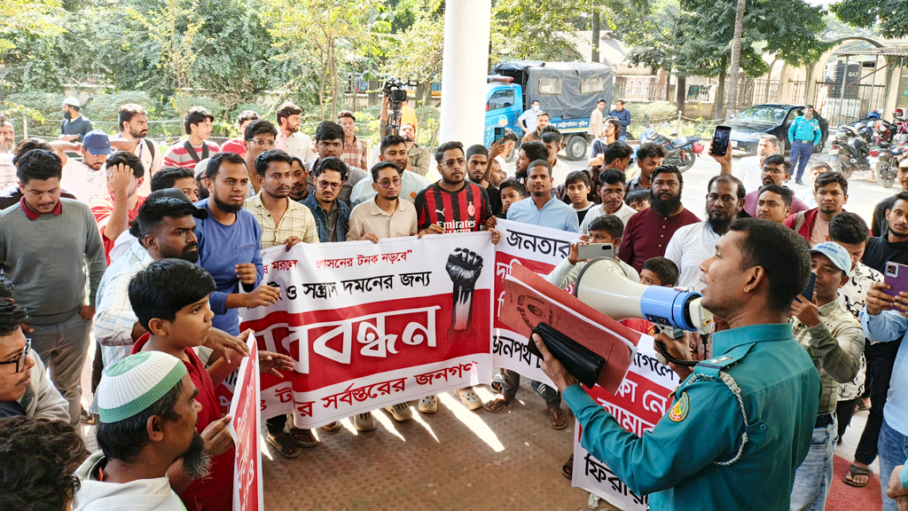 ছিনতাই প্রতিরোধের দাবিতে থানা ঘেরাও এলাকাবাসীর