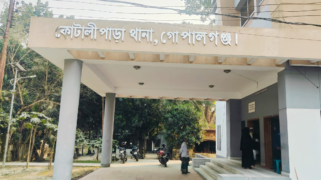 কোটালীপাড়ায় ককটেল হামলায় ৩ পুলিশ সদস্য আহত