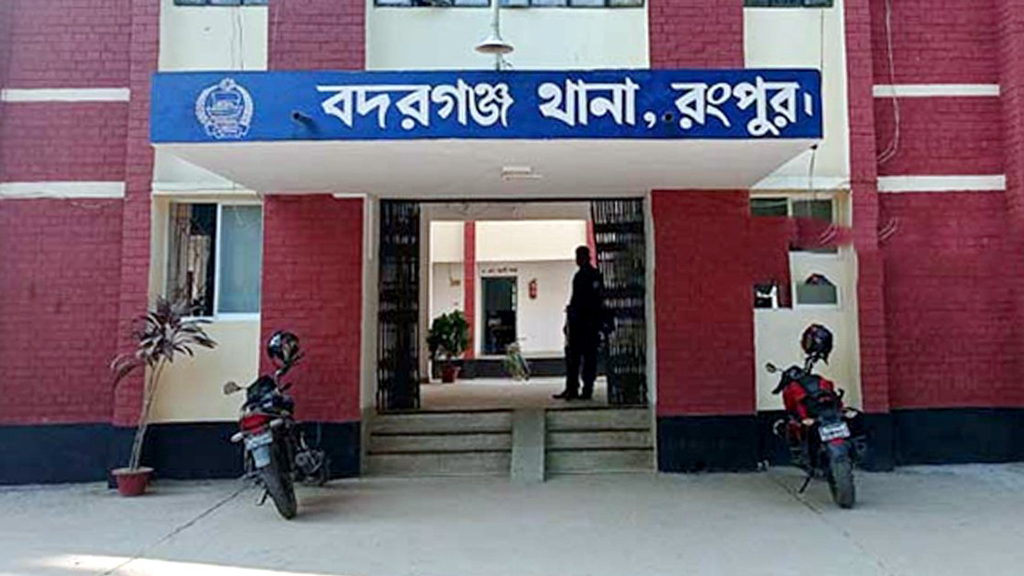 মাঝরাতে মাটিভর্তি ডাম্প ট্রাক আটক, ভোরে থানা থেকে উধাও