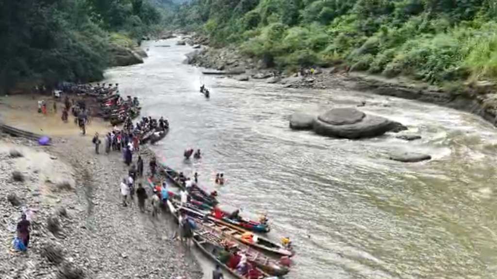 থানচিতে প্রশাসনের নির্দেশনা অমান্য: দুই পর্যটক গাইড ‘সাময়িক বহিষ্কার’