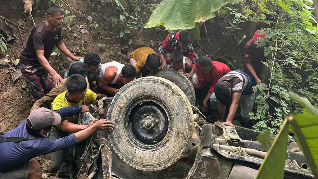 বান্দরবানে পর্যটকবাহী গাড়ি খাদে, নিহত ২ ও আহত ৫