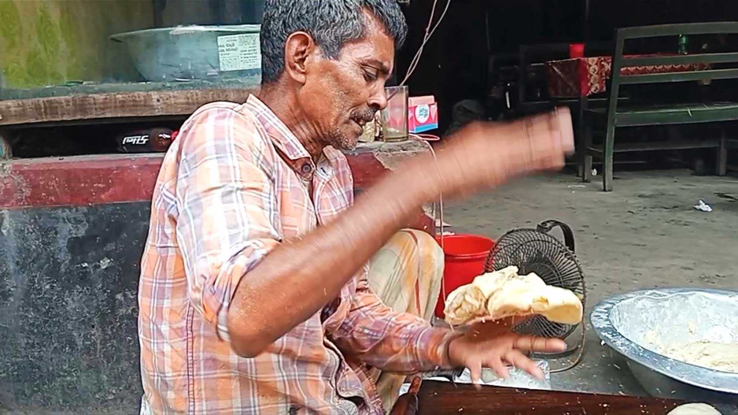 ২০০ বছরের ঐতিহ্য ঘিওরের থাপড়ানো রুটি এখনো গর্বের স্বাদ