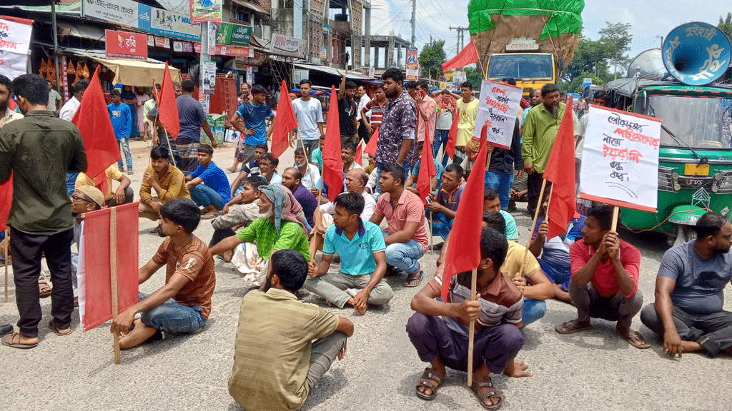 চাঁদাবাজি বন্ধের দাবিতে মহাসড়কে থ্রি-হুইলার চালকদের বিক্ষোভ