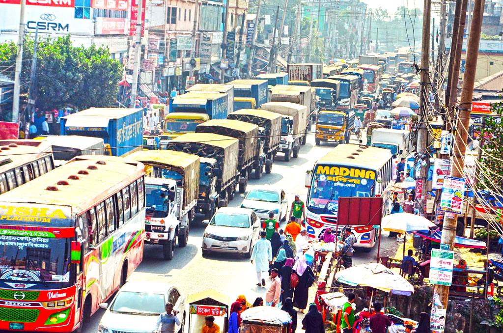 কুমিল্লার চৌদ্দগ্রাম: অটোরিকশার দখলে মহাসড়ক