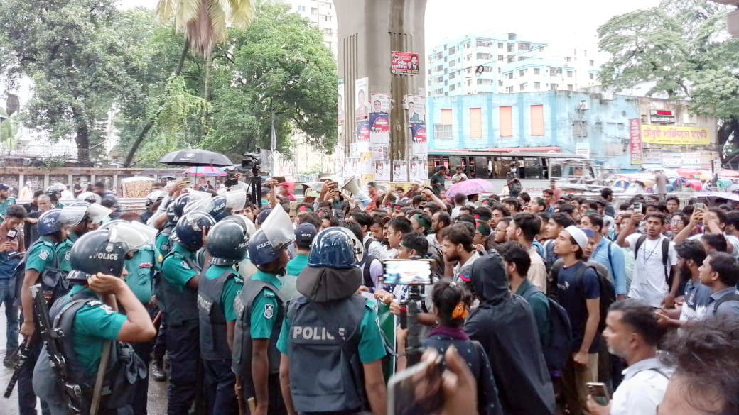 পুলিশের লাঠিচার্জে ছত্রভঙ্গ ইঞ্জিনিয়ারিং কলেজ শিক্ষার্থীরা