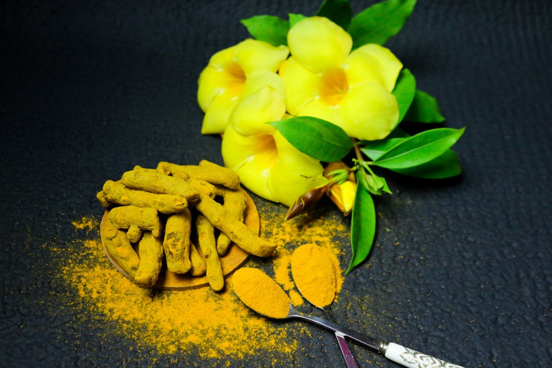মসলার চেয়ে বেশি: হলুদের ৯ দারুণ উপকারিতা