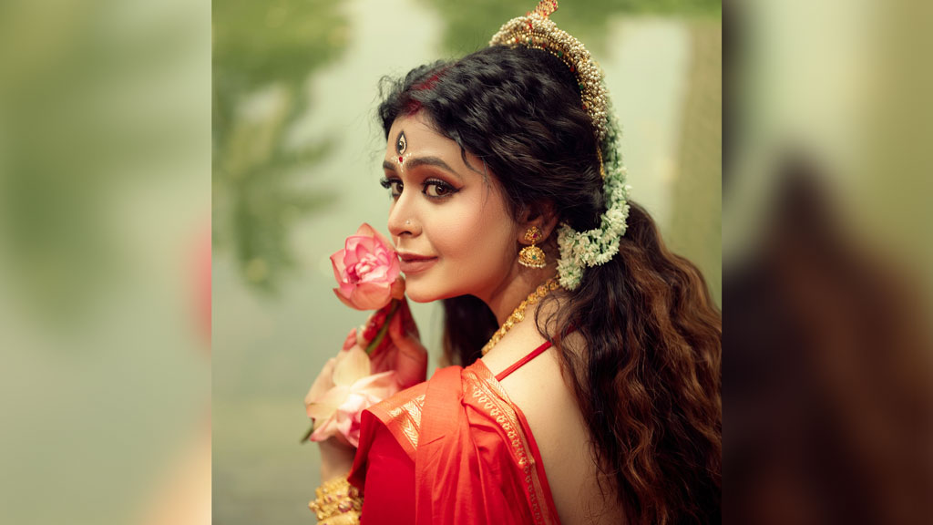 দেবীরূপে নেটিজেনদের কাছে ধরা দিলেন ঋতাভরী চক্রবর্তী