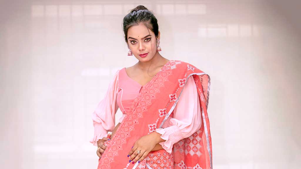 বর্ষাকালে জুতসই হাফ সিল্ক শাড়ি