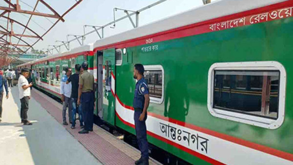 ট্রেনের টিকিট কালোবাজারি: সাত দিনে আদায় ১৭ লাখ টাকা, ৫৩টি মোবাইল নম্বর ব্লক