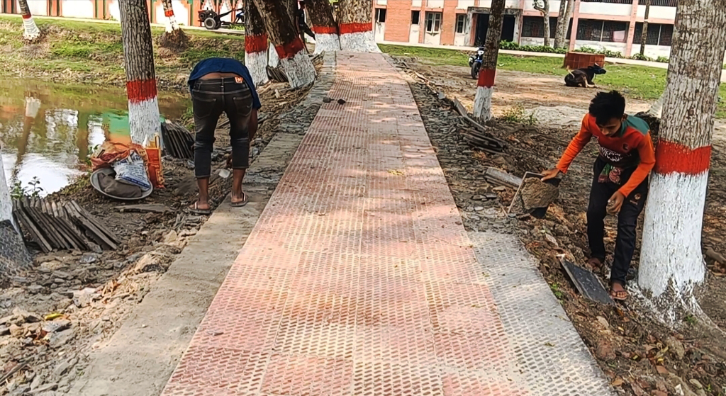 ১৫ দিনেই উঠে যাচ্ছে ১০ লাখ টাকার রাস্তার টাইলস