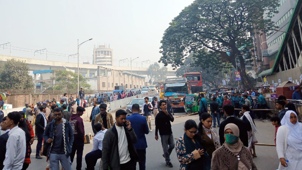 রাজধানীতে শিক্ষার্থীদের সড়ক অবরোধ