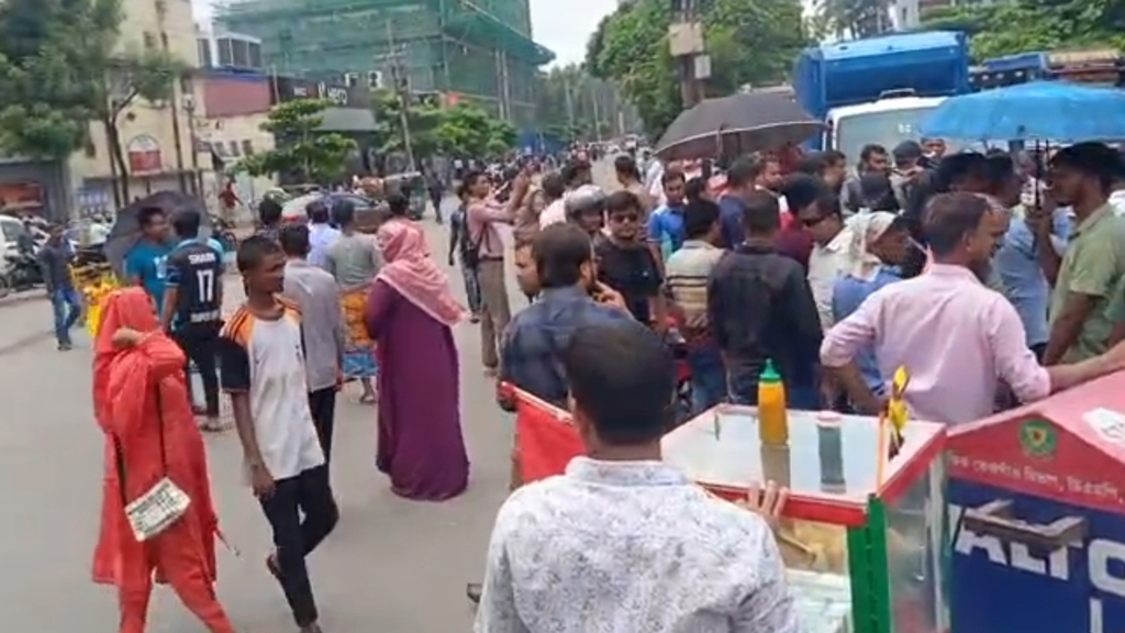 তেজগাঁওয়ে পোশাক শ্রমিকদের দুই ঘণ্টা সড়ক অবরোধ