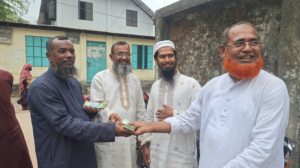 কুড়িয়ে পাওয়া লক্ষাধিক টাকা স্কুলশিক্ষককে ফেরত দিলেন ব্যবসায়ী