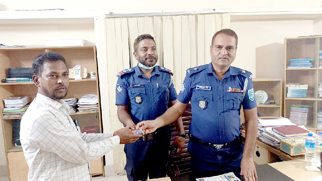 কুড়িয়ে পাওয়া টাকা ব্যবসায়ীকে ফিরিয়ে দিলেন ট্রাফিক সার্জেন্ট