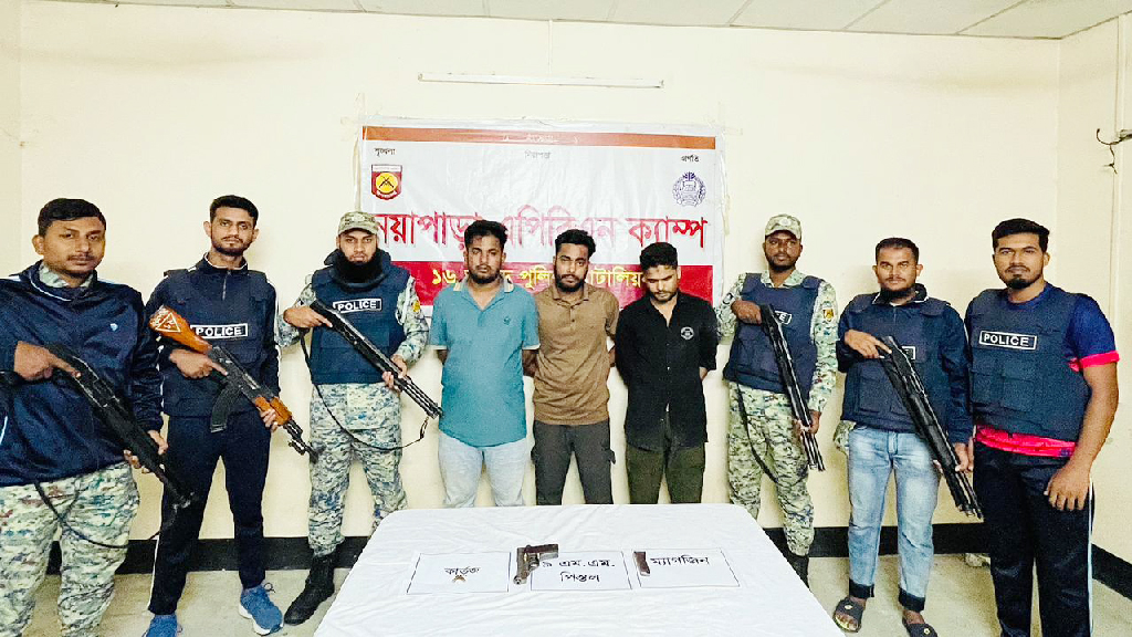 টেকনাফে ডাকাতির প্রস্তুতিকালে অস্ত্রসহ ৩ রোহিঙ্গা আটক