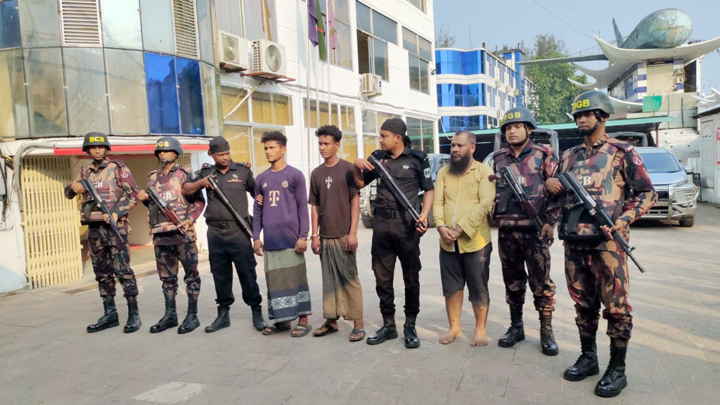 টেকনাফে ১৭ কোটি ৭০ লাখ টাকার ইয়াবাসহ আটক ৩