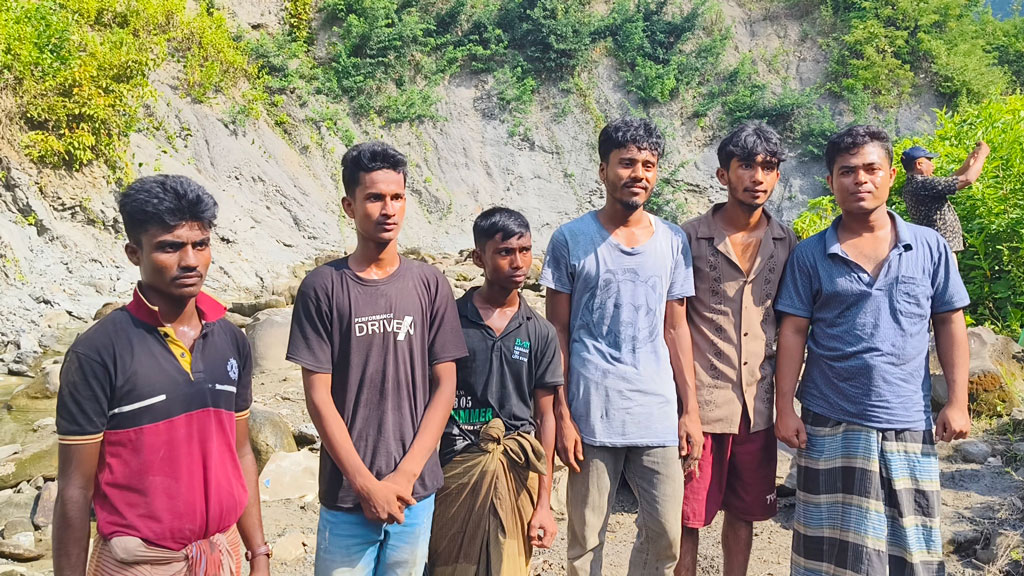 টেকনাফে পাহাড় থেকে ৬ জিম্মিকে উদ্ধার, অস্ত্রসহ মানব পাচারকারী আটক