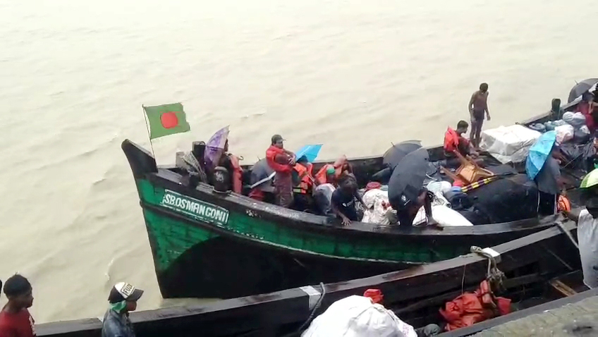 ৩ নম্বর সতর্কসংকেতেও ঝুঁকিপূর্ণ ট্রলারযাত্রা, সেন্ট মার্টিনের পথে ১৪০ যাত্রী