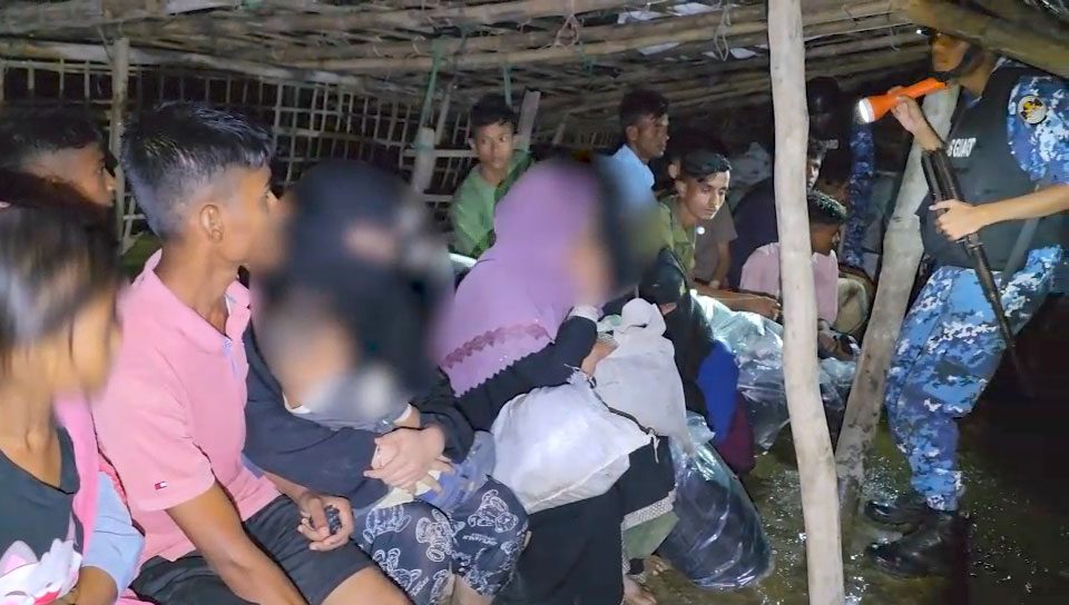 টেকনাফের গহিন পাহাড়ে জিম্মি রাখা নারী-শিশুসহ ২১ জনকে উদ্ধার