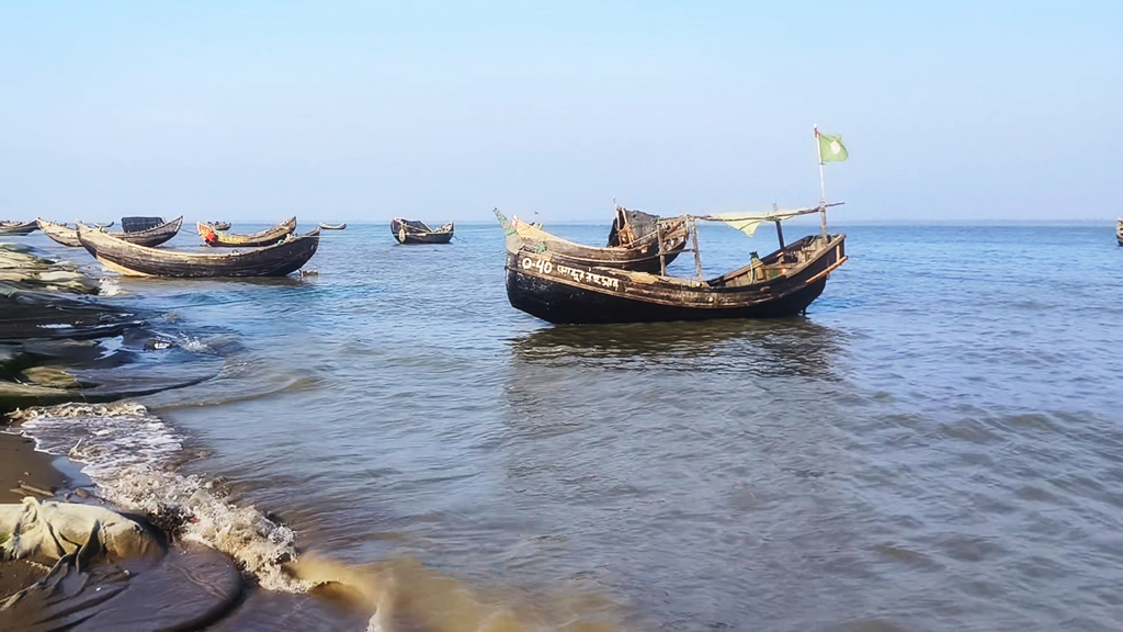 নাফ নদী থেকে ৩ নৌকাসহ ১৩ জেলেকে ধরে নিয়ে গেছে আরাকান আর্মি