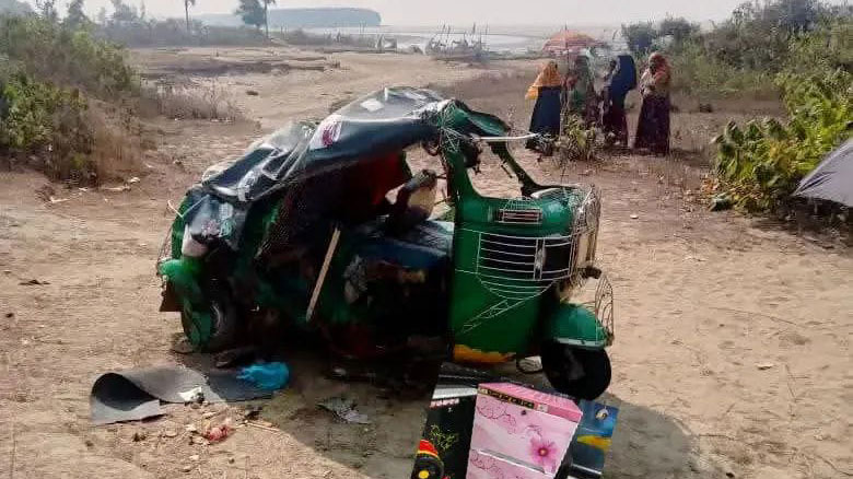 টেকনাফের মেরিন ড্রাইভ সড়কে নোহা-সিএনজি মুখোমুখি সংঘর্ষে চালকসহ ৪ জন গুরুতর আহত