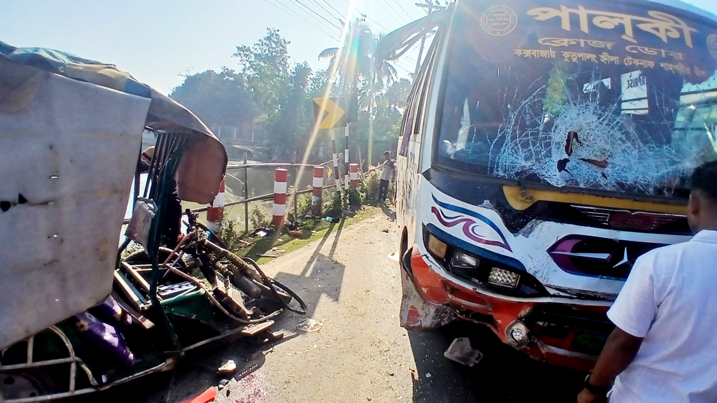 বাসের ধাক্কায় টমটমচালক ও শিশু নিহত