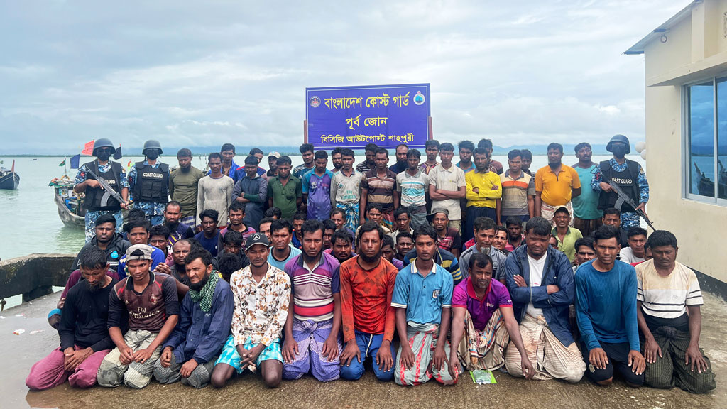 মিয়ানমারের জলসীমা থেকে মাছ ধরার ১৯ ট্রলারসহ ১২২ জেলে আটক