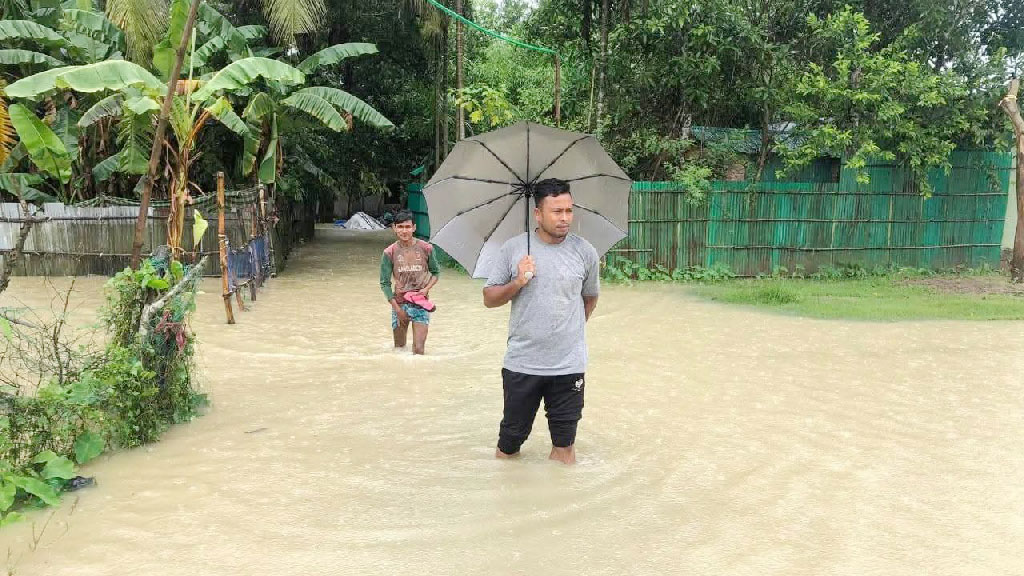 উখিয়া ও টেকনাফের ৭০ গ্রামের মানুষ পানিবন্দী, জলাবদ্ধতা রোহিঙ্গা ক্যাম্পে