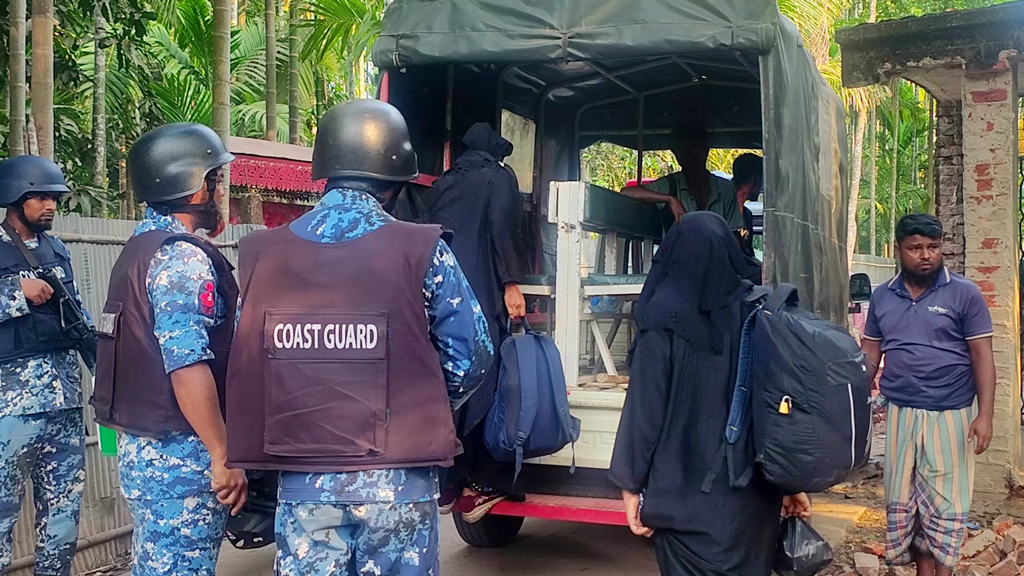 মালয়েশিয়ায় পাচারের জন্য টেকনাফে আটকে রাখা ৭ নারী ও শিশু উদ্ধার